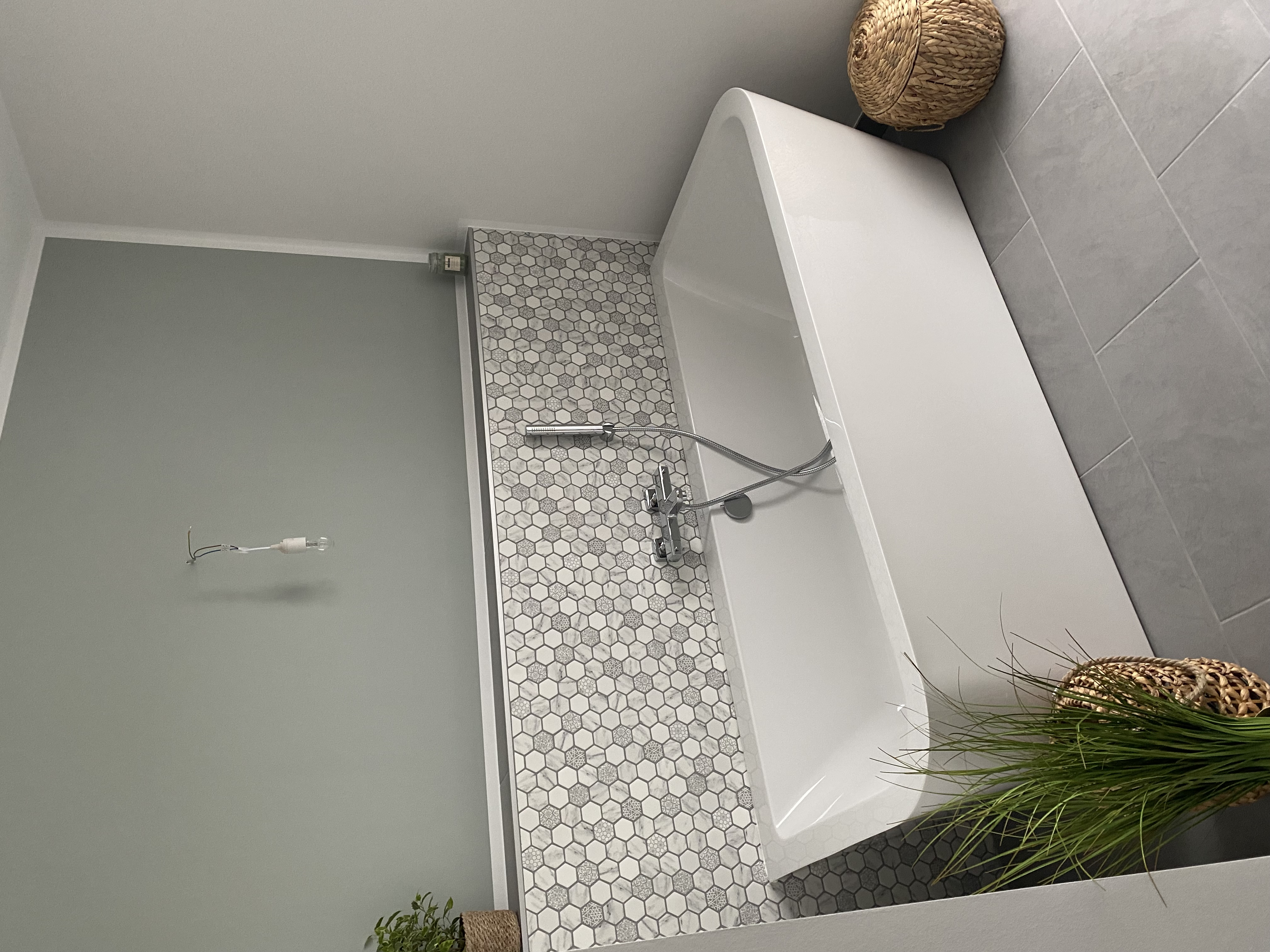 Detailansicht sauberer Malerarbeiten im Badezimmer