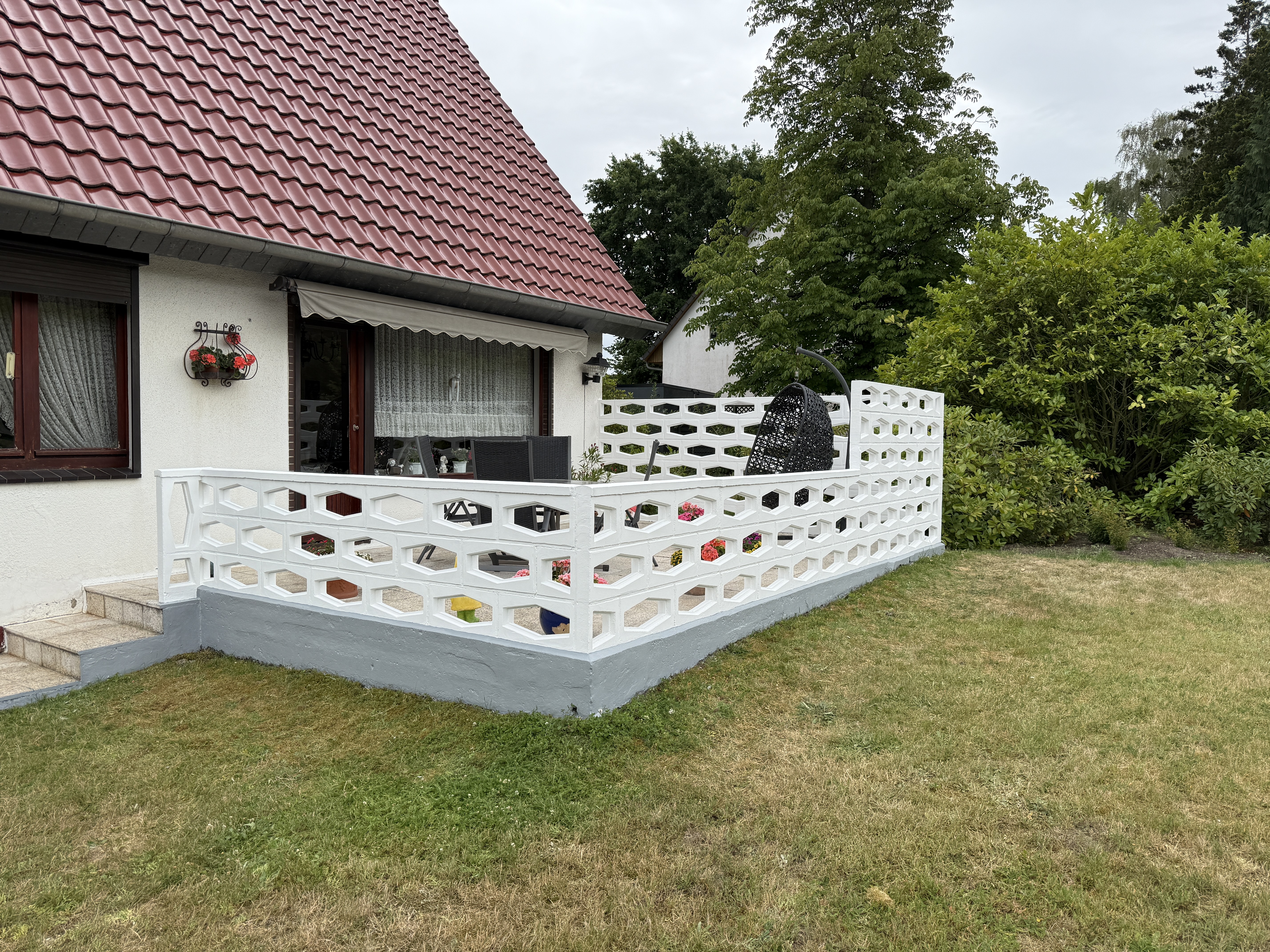 Terrassenprojekt mit Holz- und Lackierarbeiten